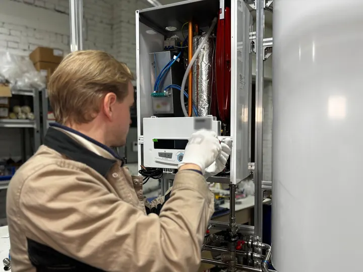 Technicien réglant un équipement de chauffage